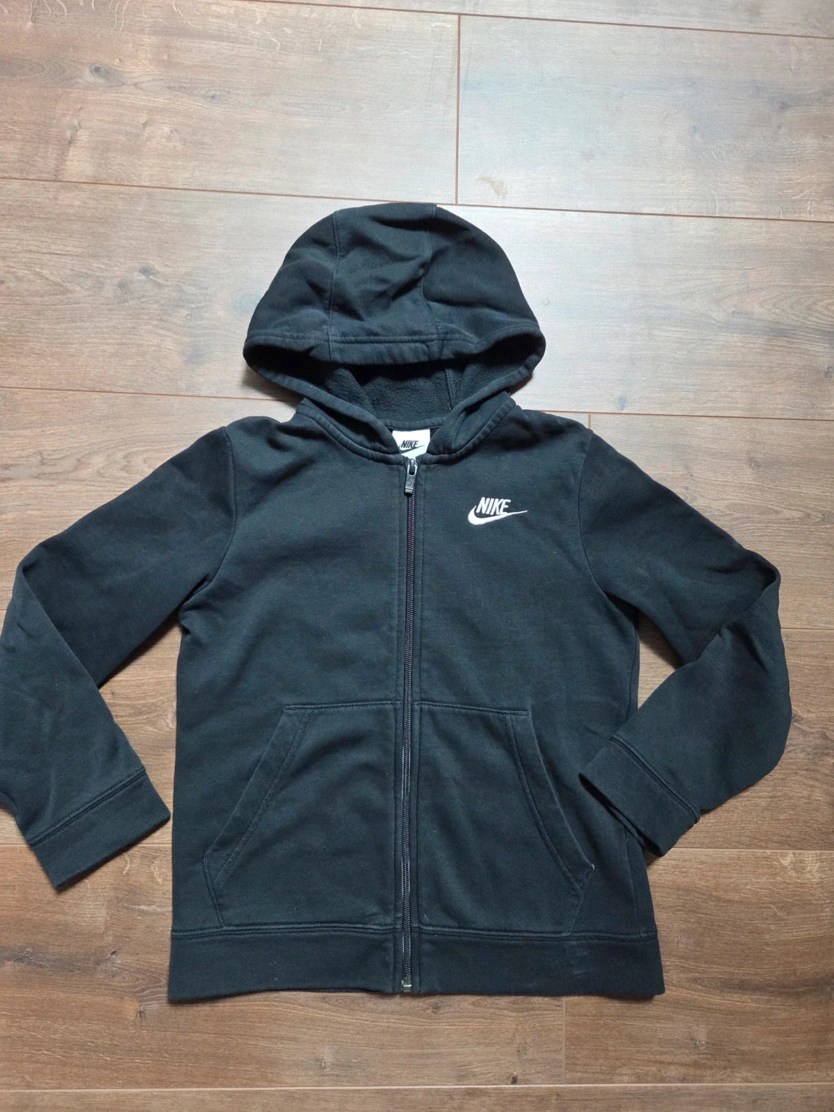 Zwarte joggingbroek en Nike t-shirt 8 jaar – photo 3